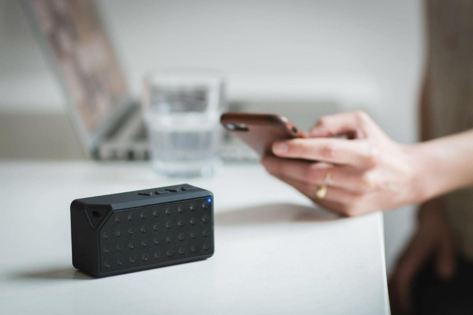 en-speaker-pair-image-1